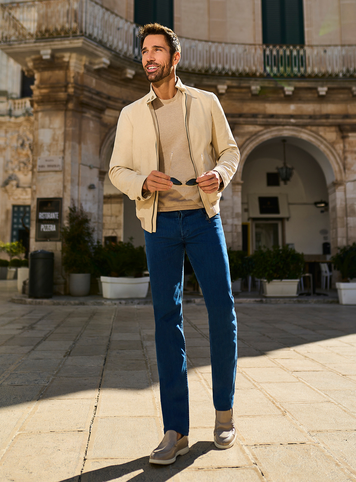Jachetă Milano Chic Consiglieri crem cu fermoar, tricotaj în tonuri naturale și pantaloni albaștri