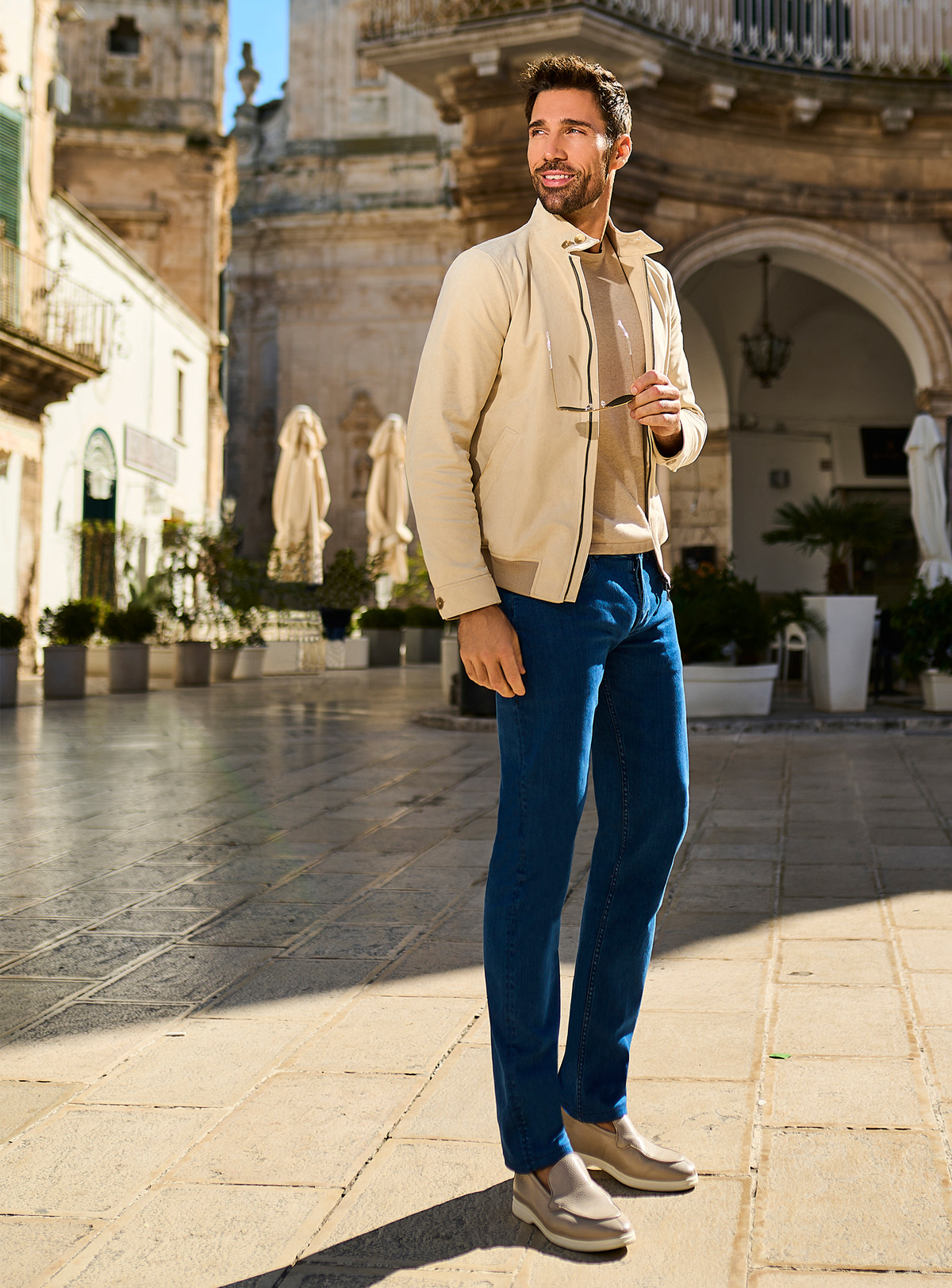 Jachetă Milano Chic Consiglieri crem cu fermoar, tricotaj în tonuri naturale și pantaloni albaștri