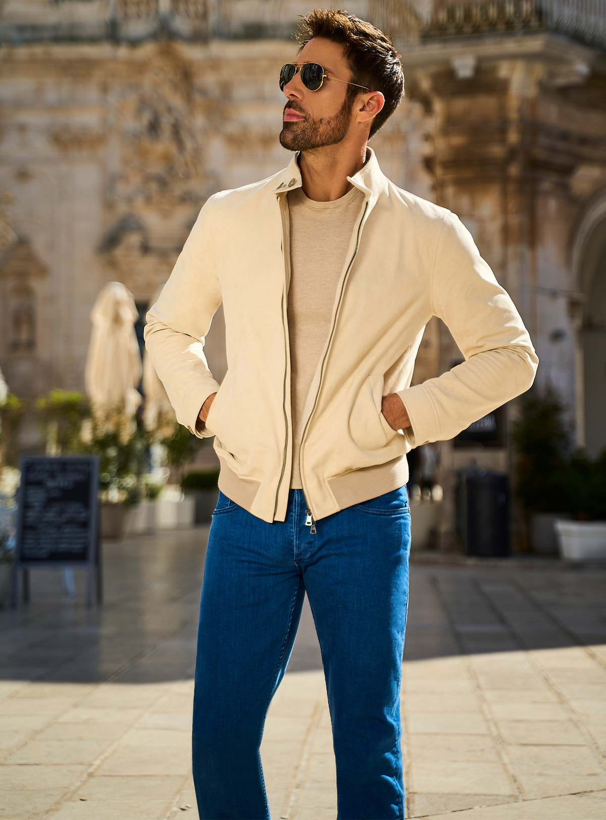 Jachetă Milano Chic Consiglieri crem cu fermoar, tricotaj în tonuri naturale și pantaloni albaștri