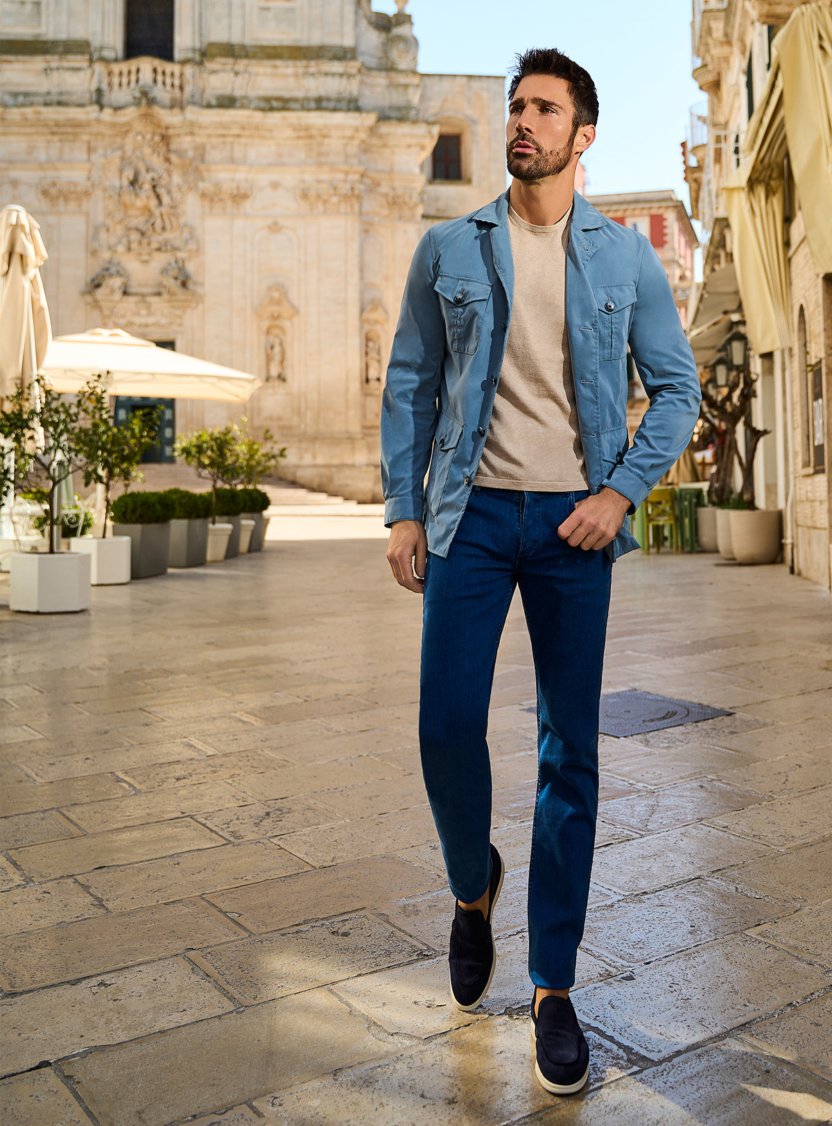 Jachetă Siena Consiglieri safari albastru deschis, cu buzunare aplicate și pantaloni albaștri