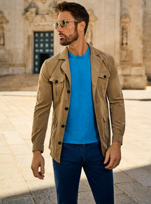 Jachetă Napoli Consiglieri safari camel, cu tricou albastru și pantaloni albaștri