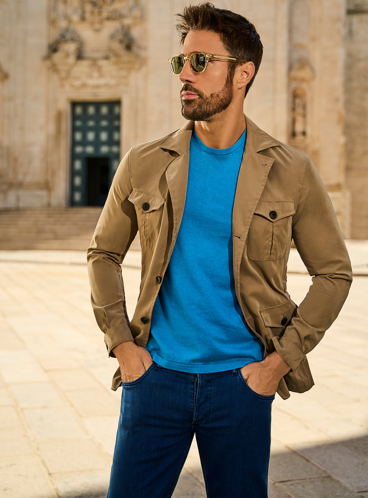 Jachetă Napoli Consiglieri safari camel, cu tricou albastru și pantaloni albaștri