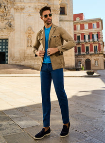 Jachetă Bologna Consiglieri safari camel, cu tricou albastru și pantaloni albaștri