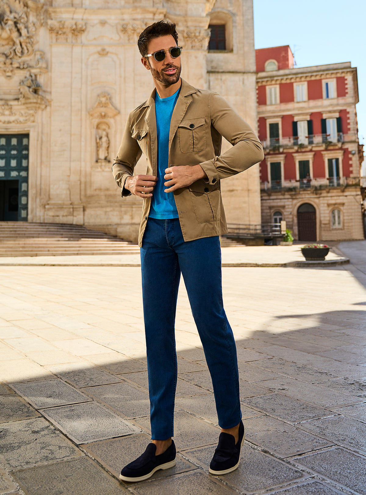 Jachetă Napoli Consiglieri safari camel, cu tricou albastru și pantaloni albaștri
