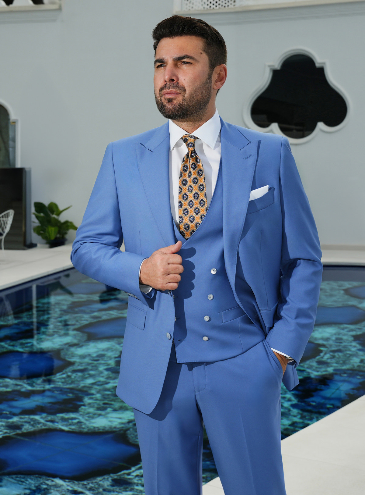 Costum albastru cu vestă și cravată cu model auriu