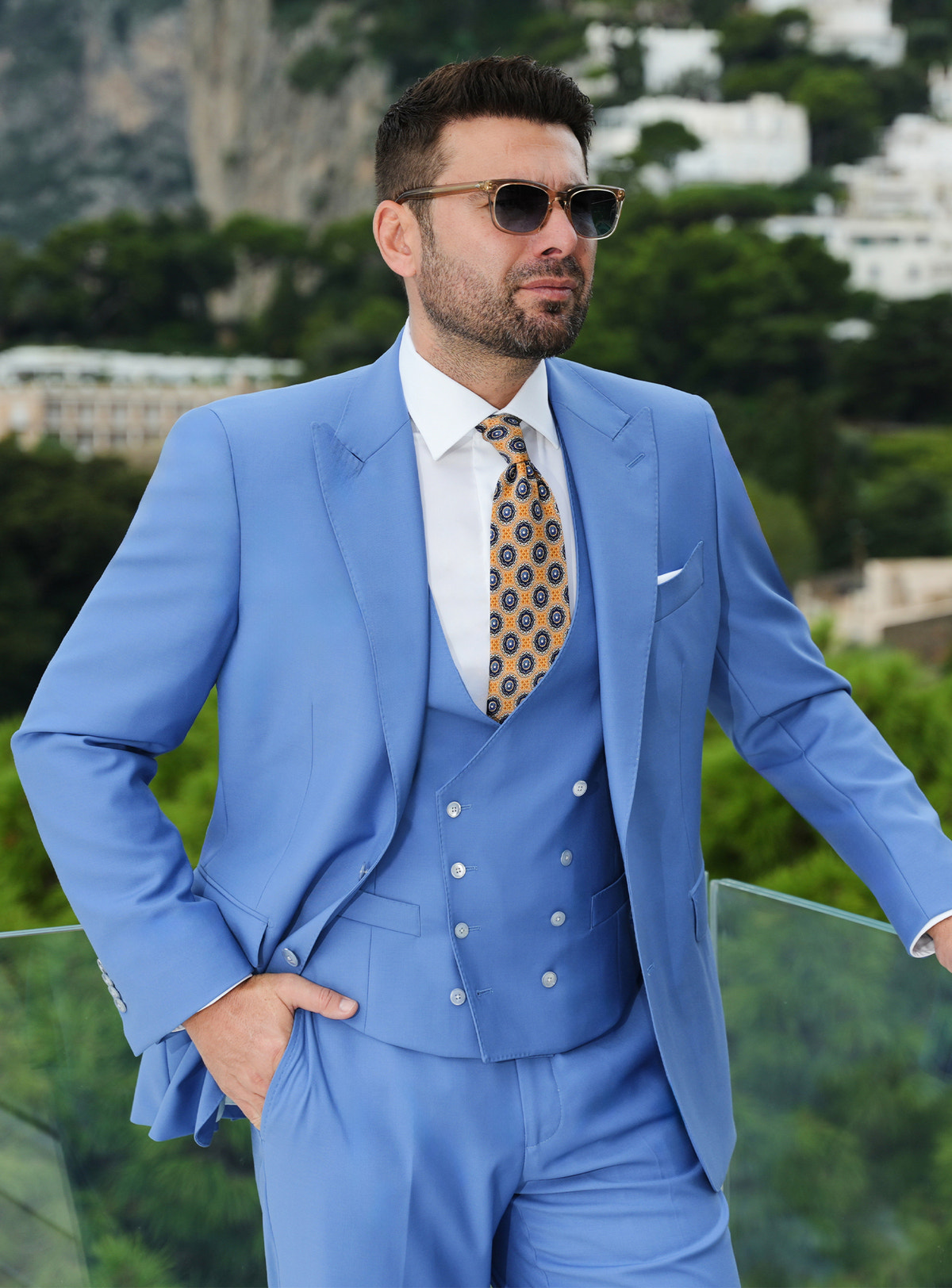 Costum albastru Consiglieri în trei piese, cu vestă la două rânduri de nasturi și cravată cu model