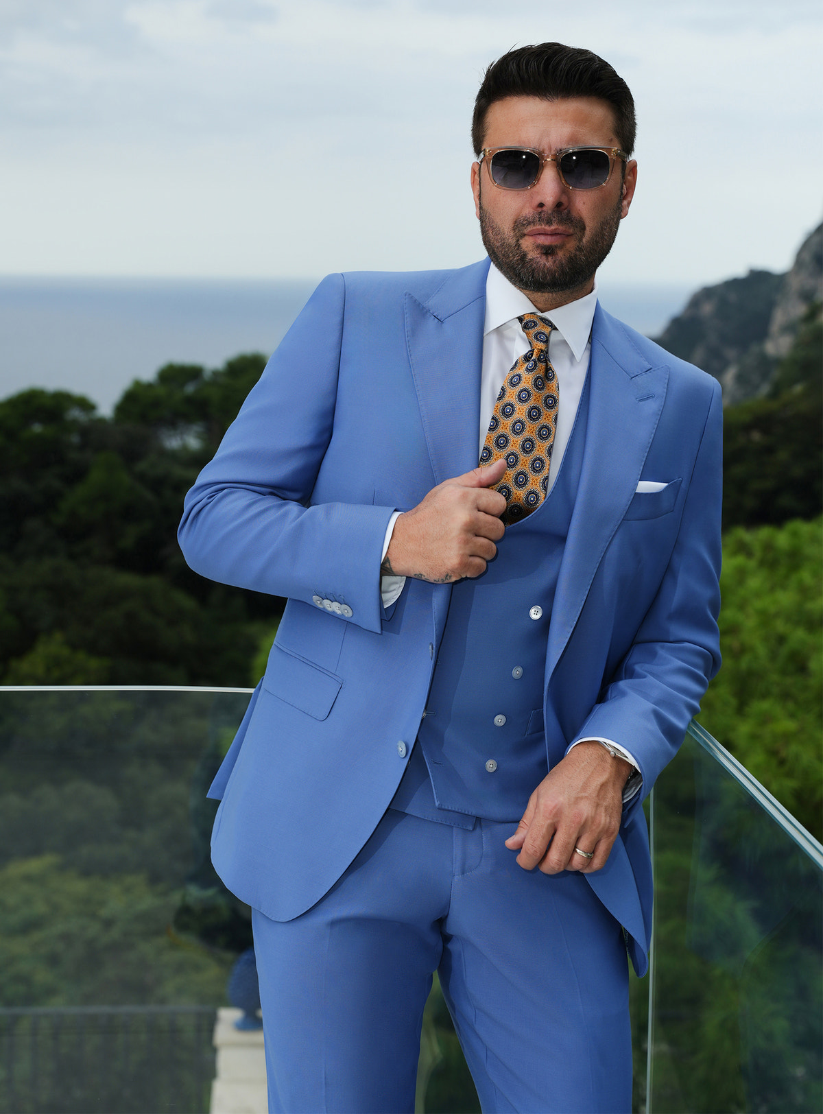 Costum albastru Consiglieri în trei piese, cu vestă la două rânduri de nasturi și cravată cu model