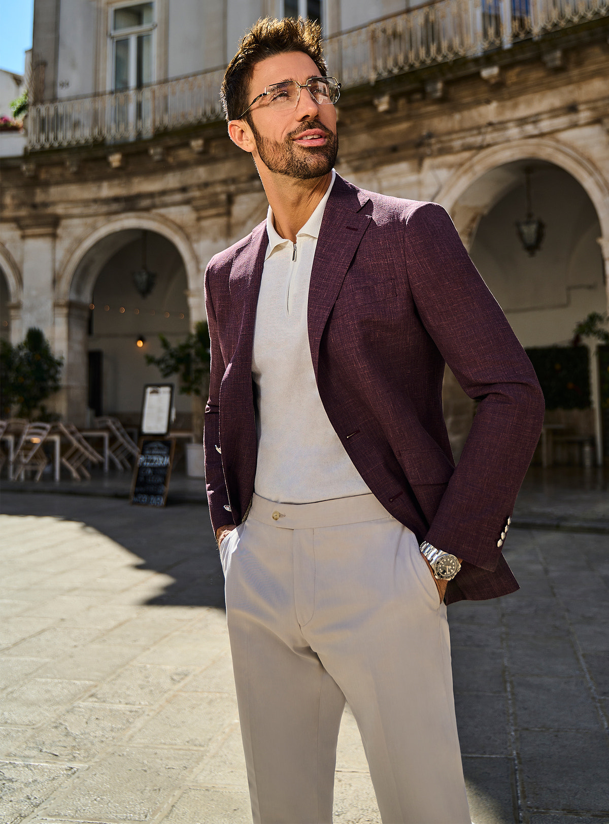 Sacou Roma Elegance Consiglieri bordo texturat, cu polo alb și pantaloni crem
