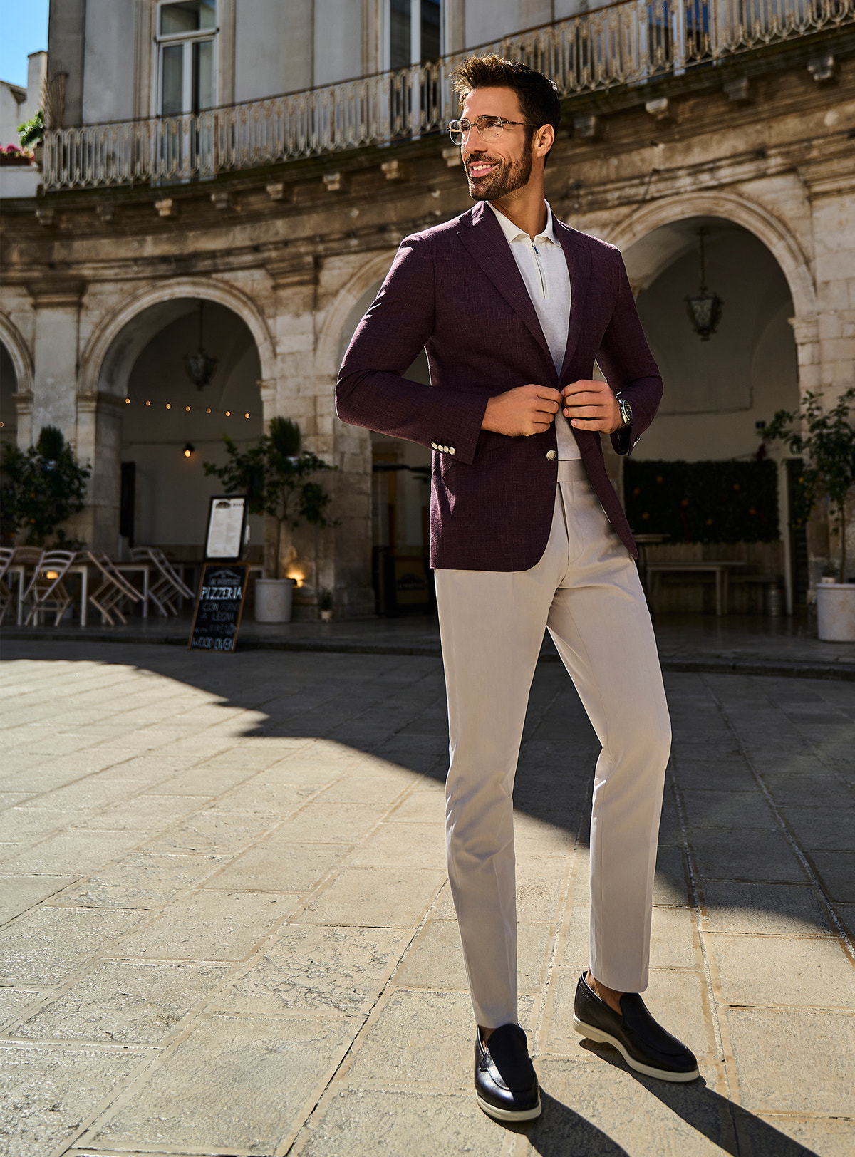 Sacou Roma Elegance Consiglieri bordo texturat, cu polo alb și pantaloni crem