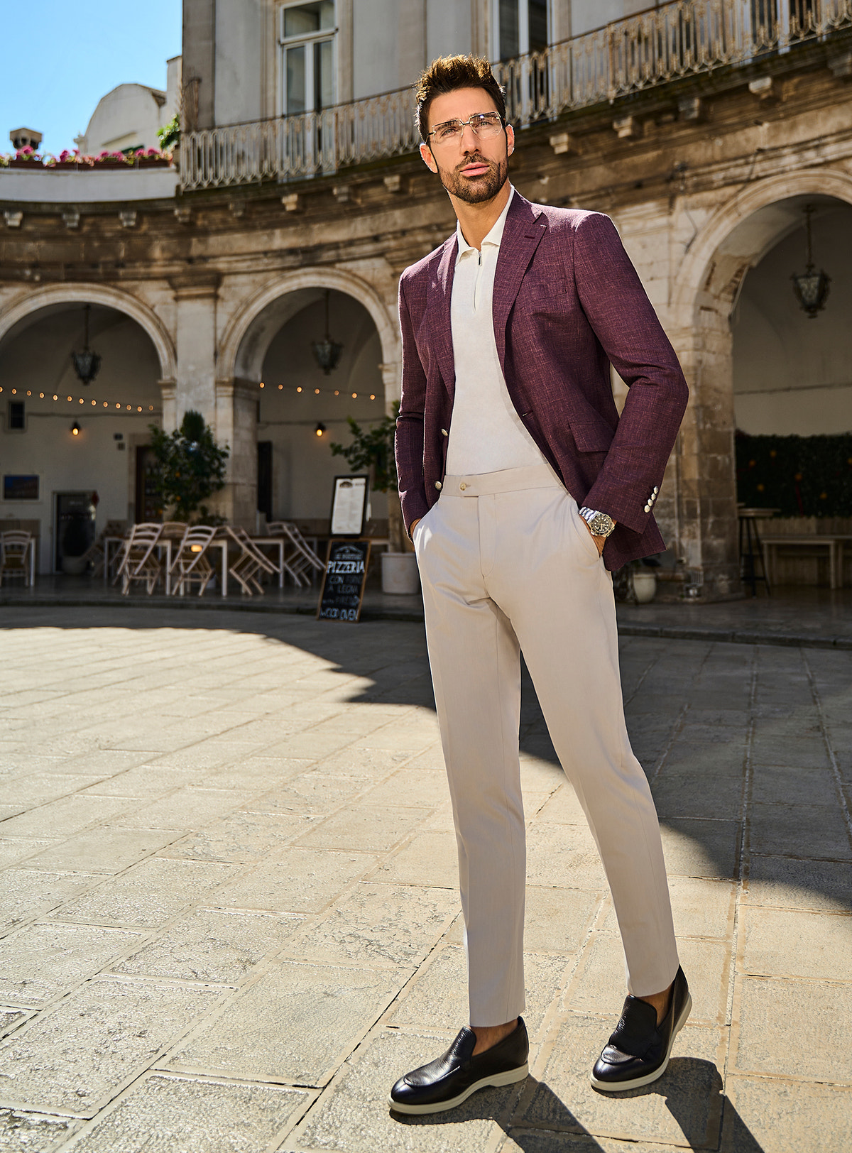Sacou Roma Elegance Consiglieri bordo texturat, cu polo alb și pantaloni crem
