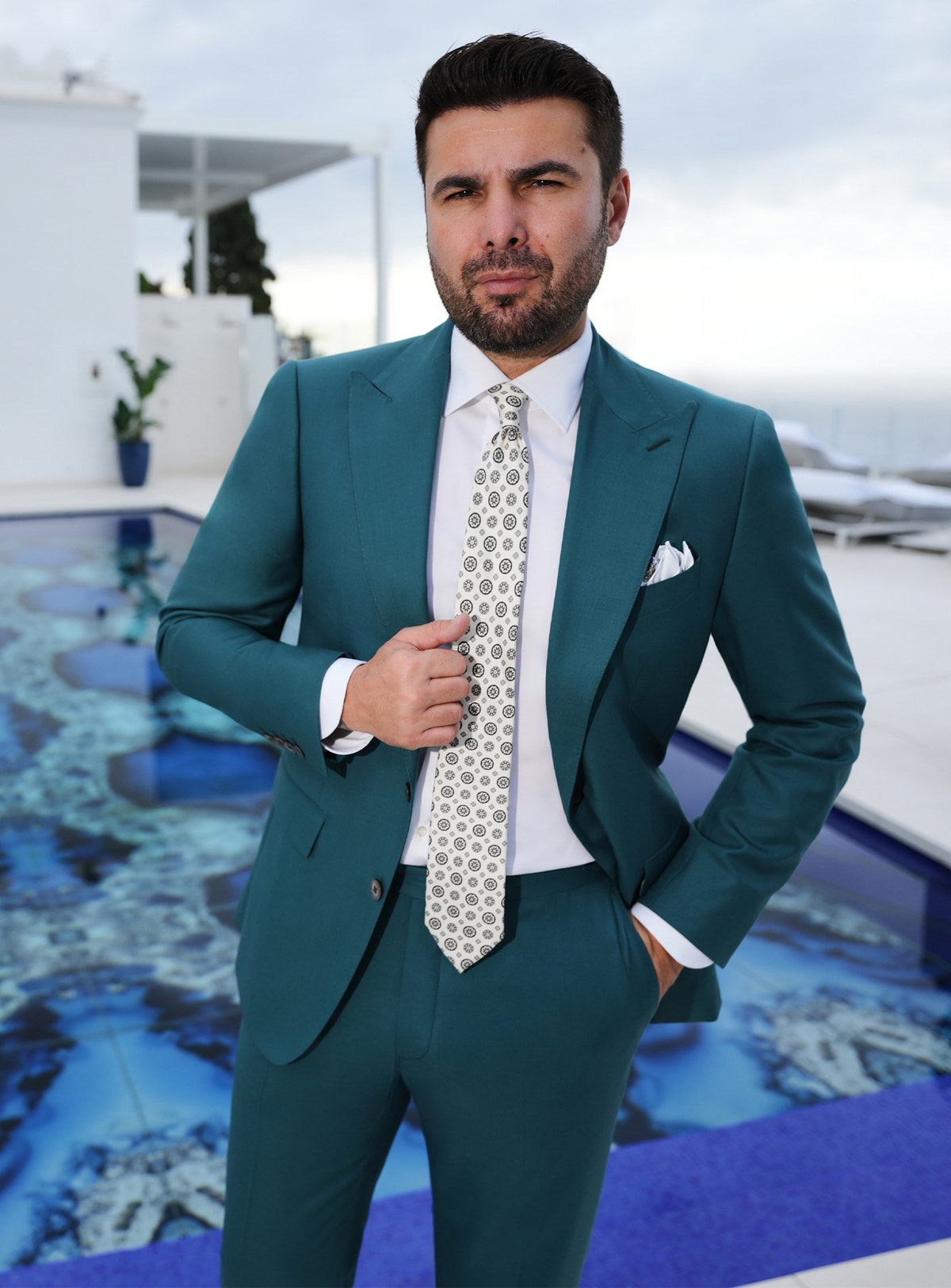 Costum verde petrol Consiglieri, purtat cu cămașă albă și cravată deschisă cu model