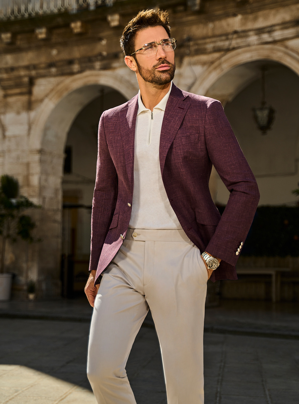 Sacou Roma Elegance Consiglieri bordo texturat, cu polo alb și pantaloni crem