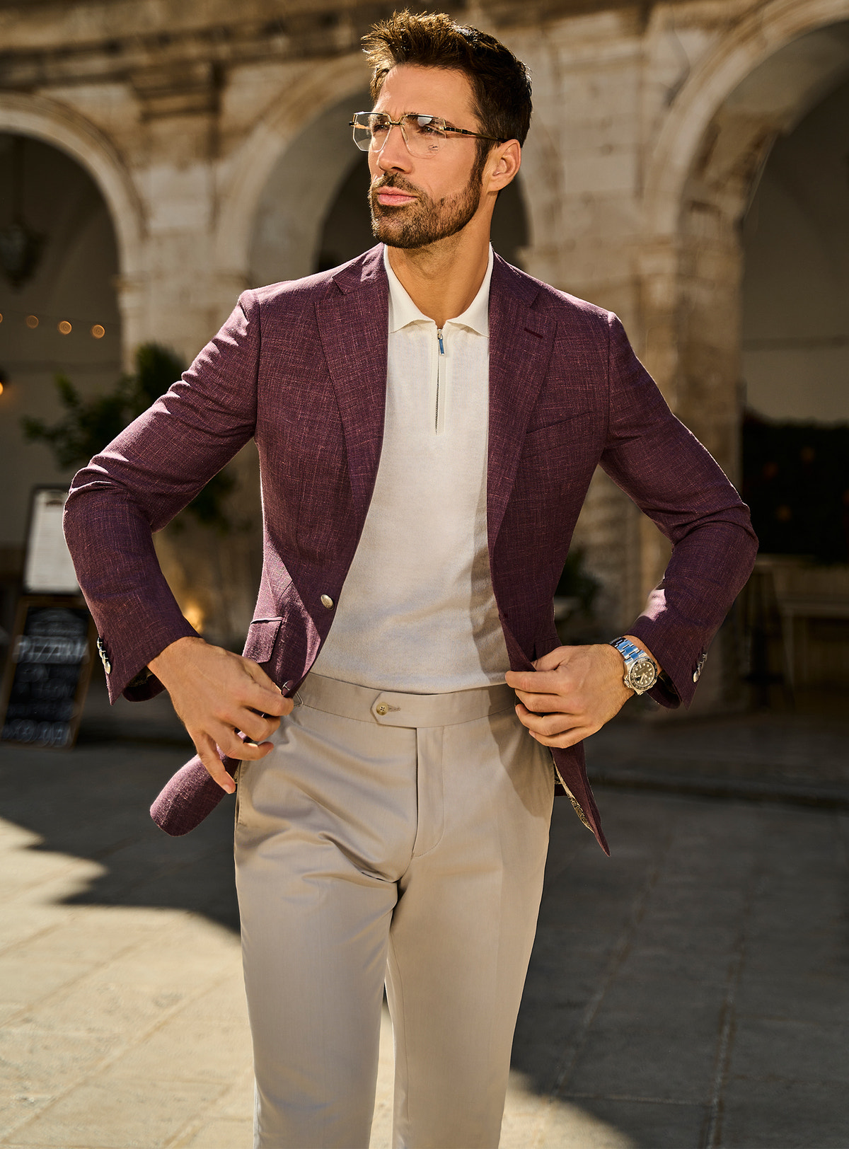 Sacou Roma Elegance Consiglieri bordo texturat, cu polo alb și pantaloni crem