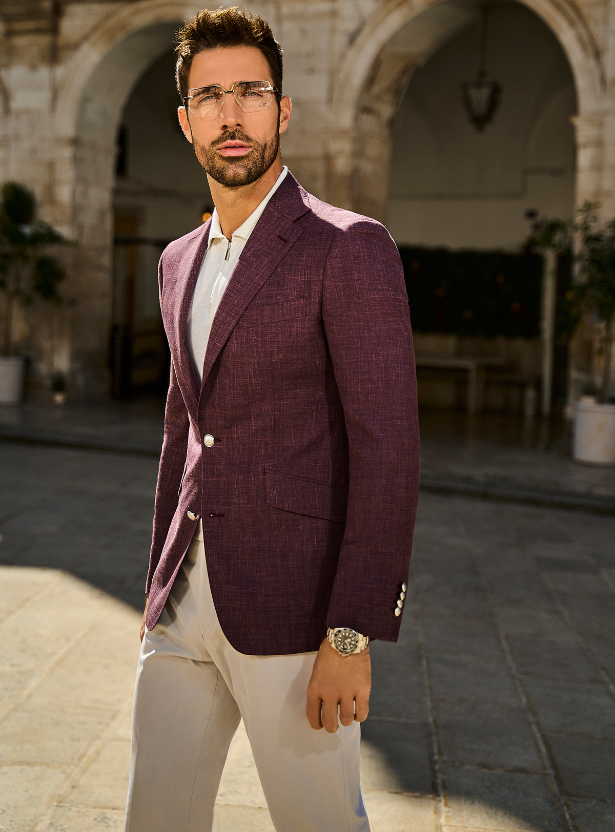 Sacou Roma Elegance Consiglieri bordo texturat, cu polo alb și pantaloni crem