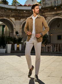 Jachetă Catania's Class Consiglieri camel cu buzunare aplicate, polo alb și pantaloni crem