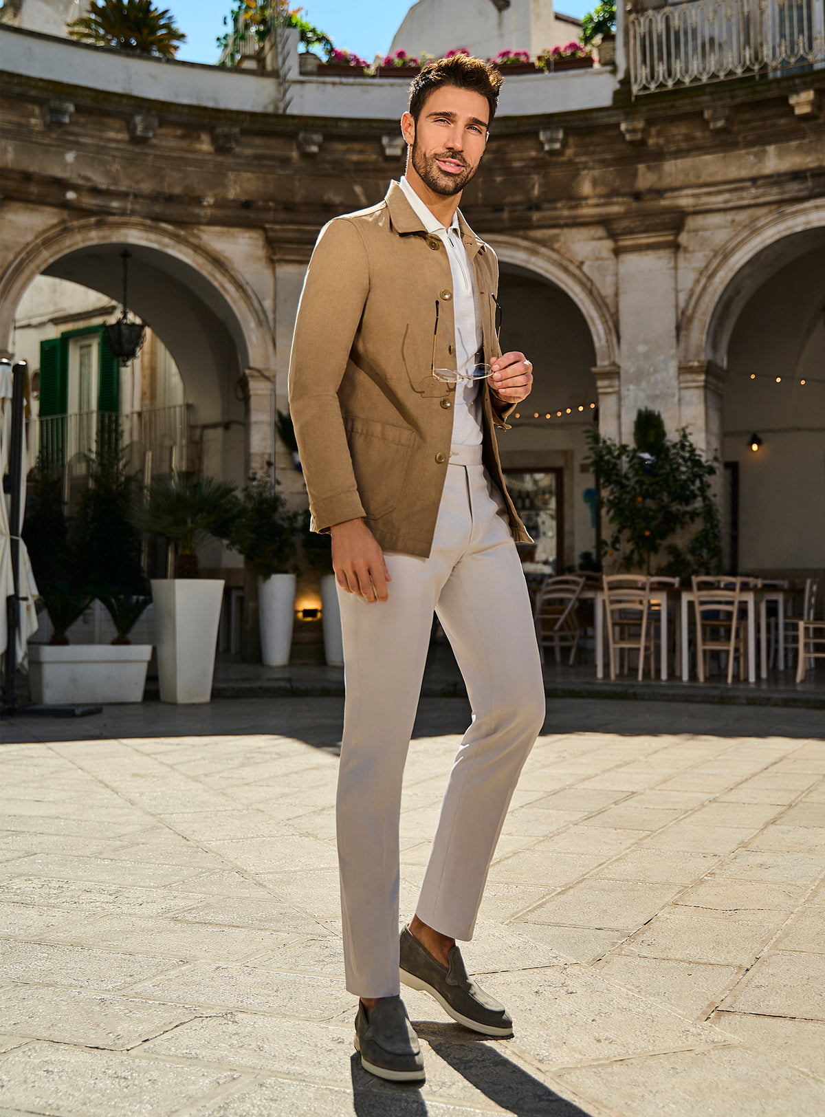 Jachetă Catania's Class Consiglieri camel cu buzunare aplicate, polo alb și pantaloni crem