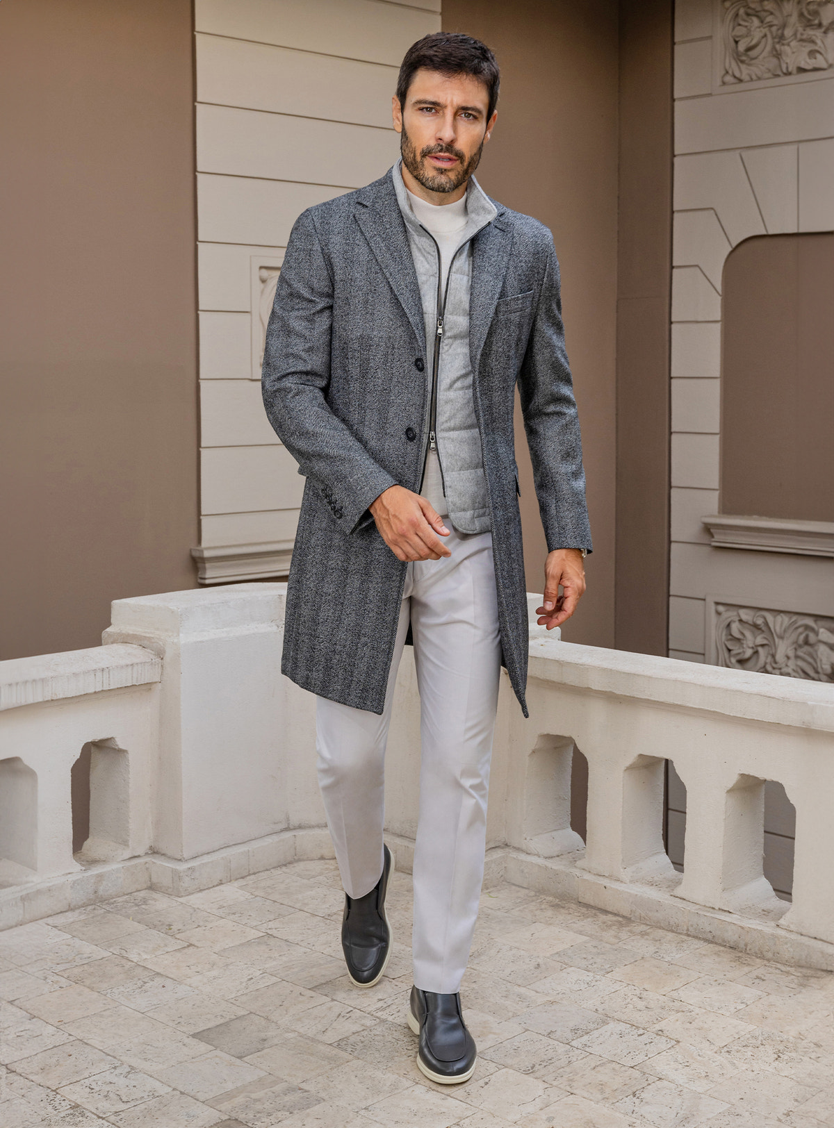 Vestă Consiglieri gri deschis sub palton gri în carouri, cu pantaloni ivoire