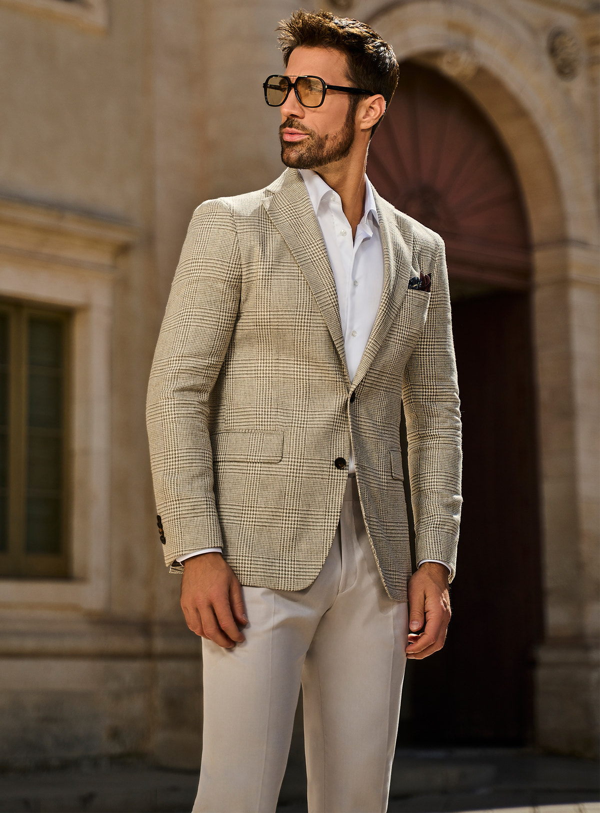 Sacou Naples Luxe Consiglieri bej texturat, cu cămașă albă și pantaloni deschiși