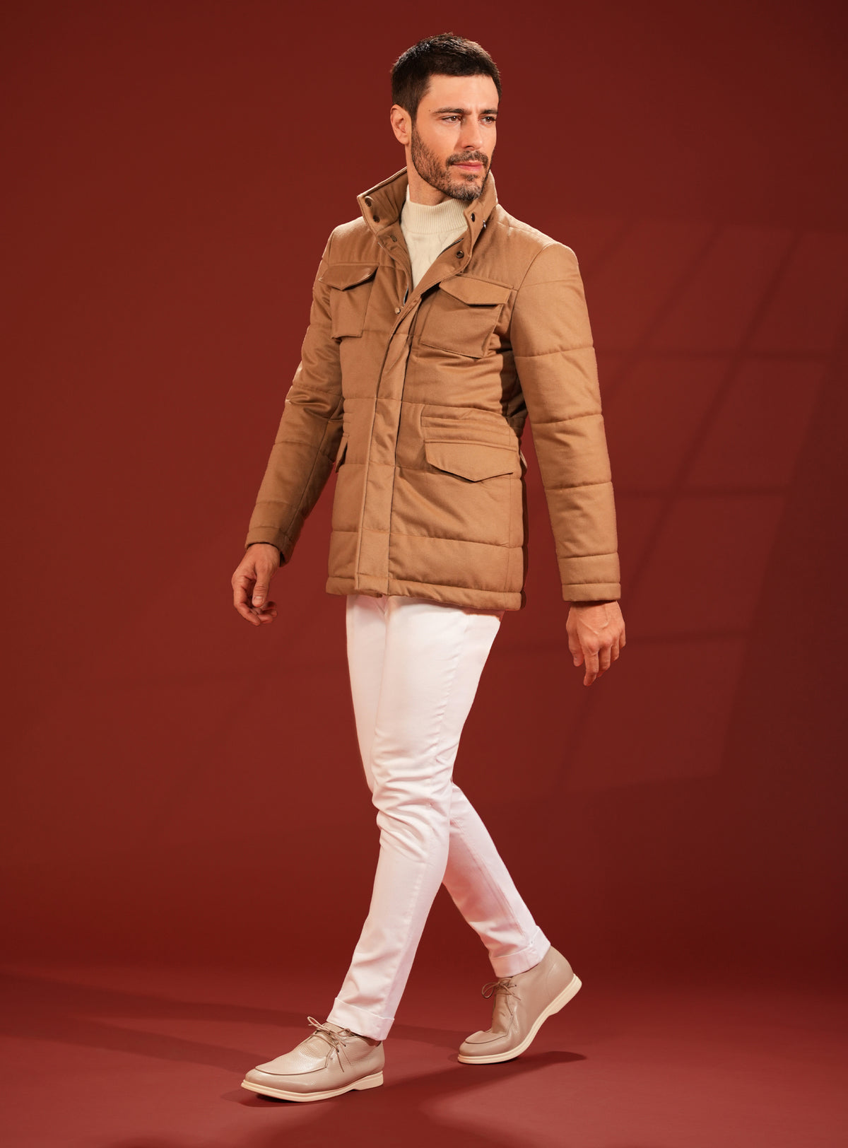 Jachetă camel Consiglieri, într-o ținută cu pantaloni albi și încălțăminte bej