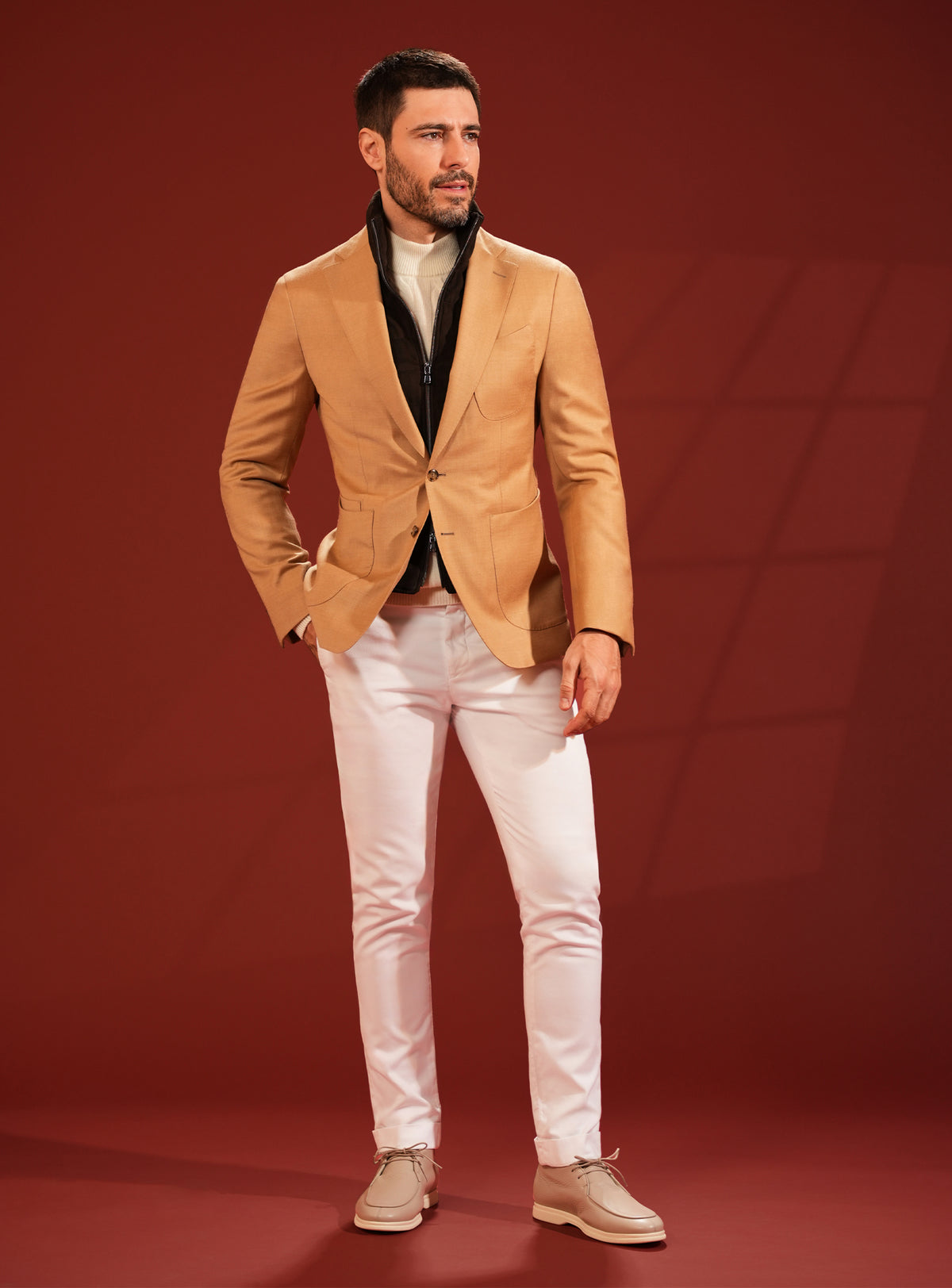 Sacou camel Consiglieri, purtat cu pantaloni albi și accente închise