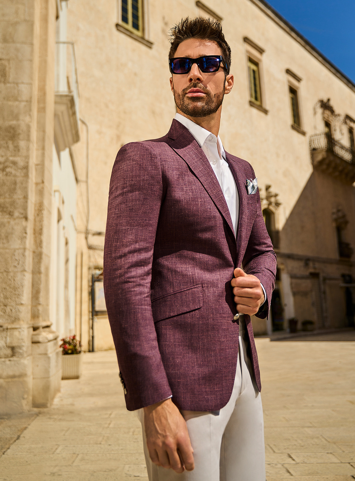 Sacou Roma Elegance Consiglieri bordo texturat, cu cămașă albă și pantaloni crem