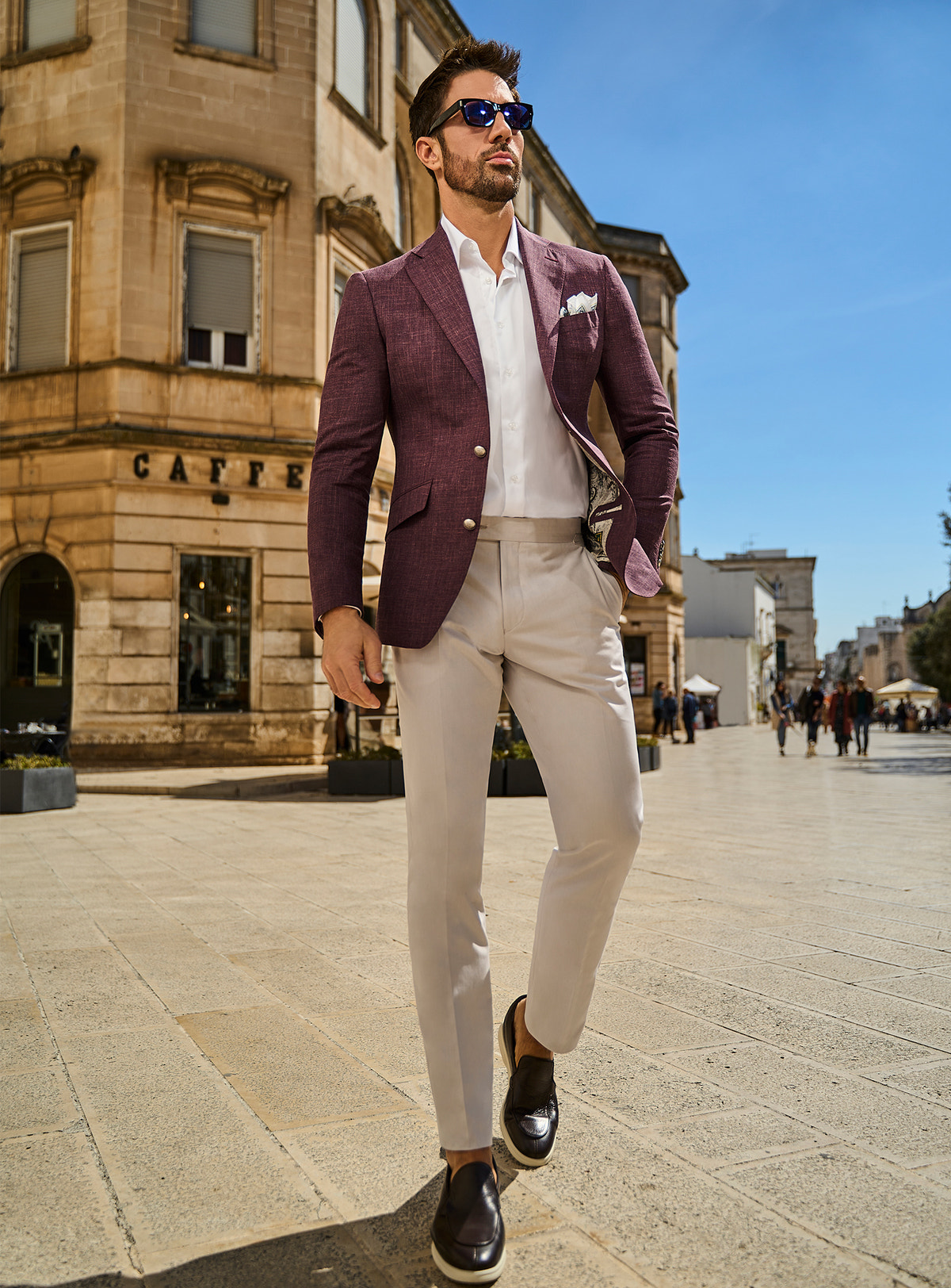 Sacou Roma Elegance Consiglieri bordo texturat, cu cămașă albă și pantaloni crem