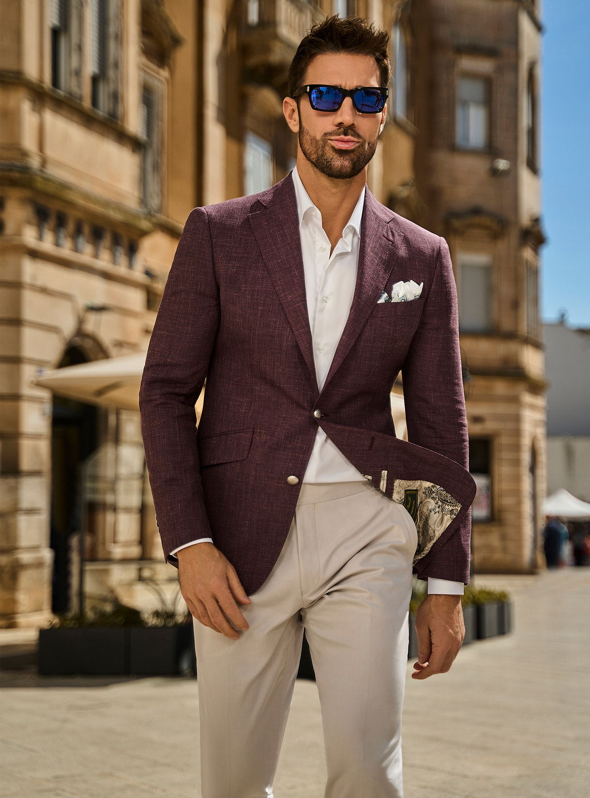 Sacou Roma Elegance Consiglieri bordo texturat, cu cămașă albă și pantaloni crem