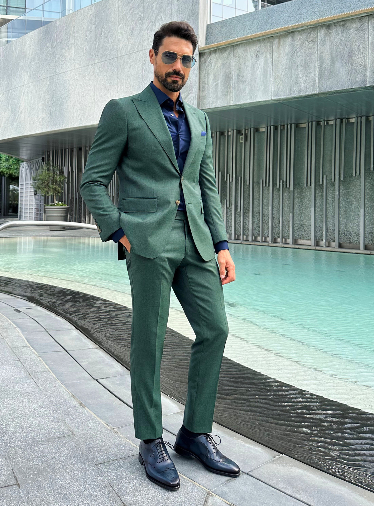 Costum Prestige Charisma Consiglieri verde cu cămașă bleumarin, într-un cadru urban