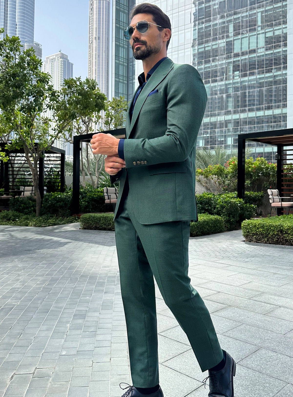 Costum Prestige Charisma Consiglieri verde cu cămașă bleumarin, într-un cadru urban