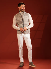 Vestă matlasată gri-bej Consiglieri, peste helancă ivoire, cu pantaloni albi