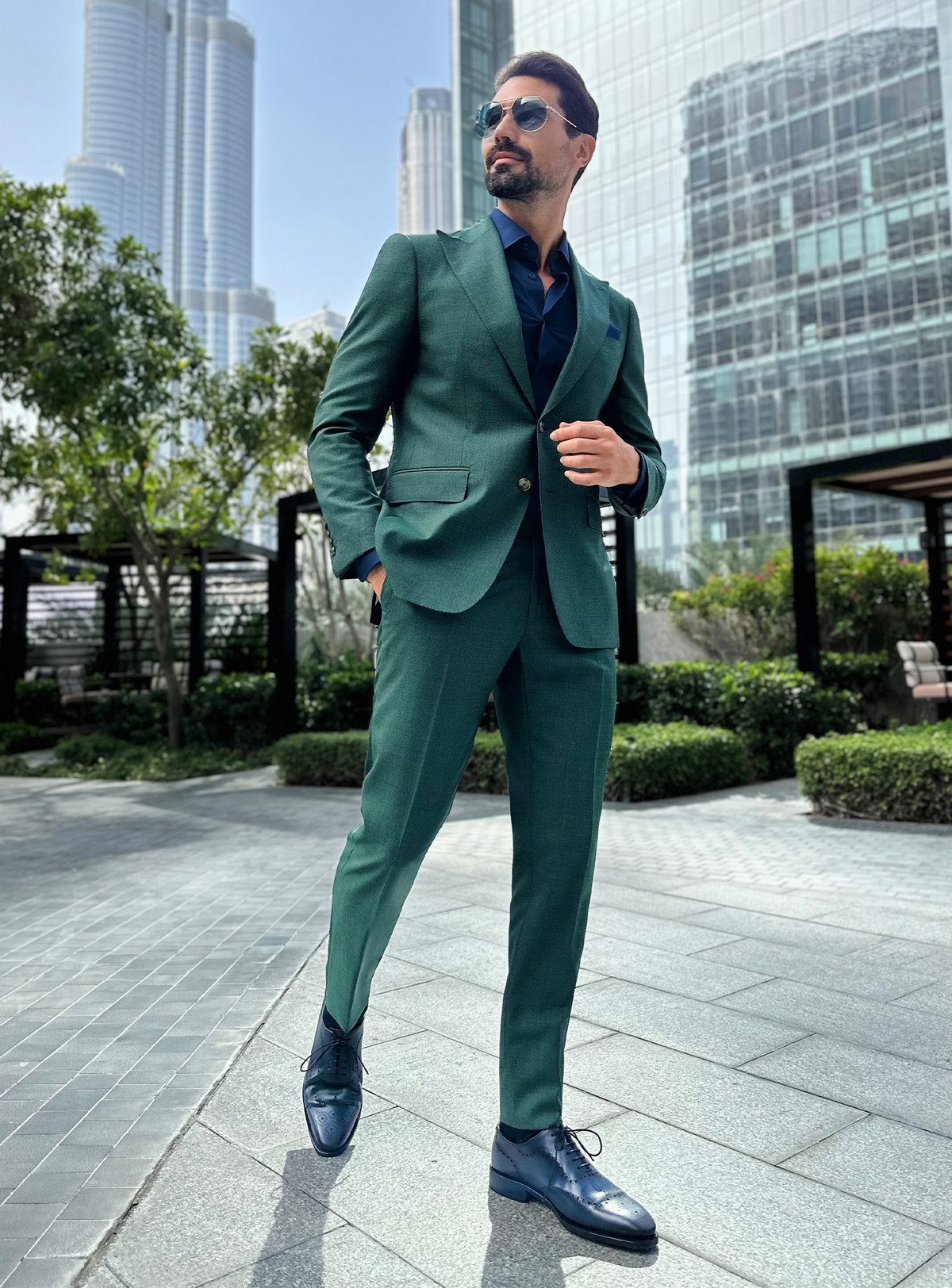 Costum Prestige Charisma Consiglieri verde cu cămașă bleumarin, într-un cadru urban