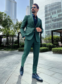 Costum Prestige Charisma Consiglieri verde cu cămașă bleumarin, într-un cadru urban