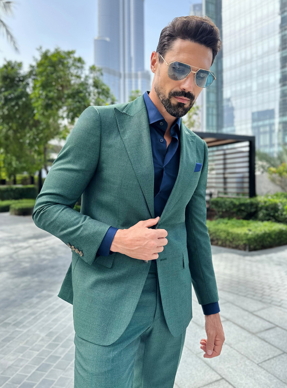 Costum Prestige Charisma Consiglieri verde cu cămașă bleumarin, într-un cadru urban