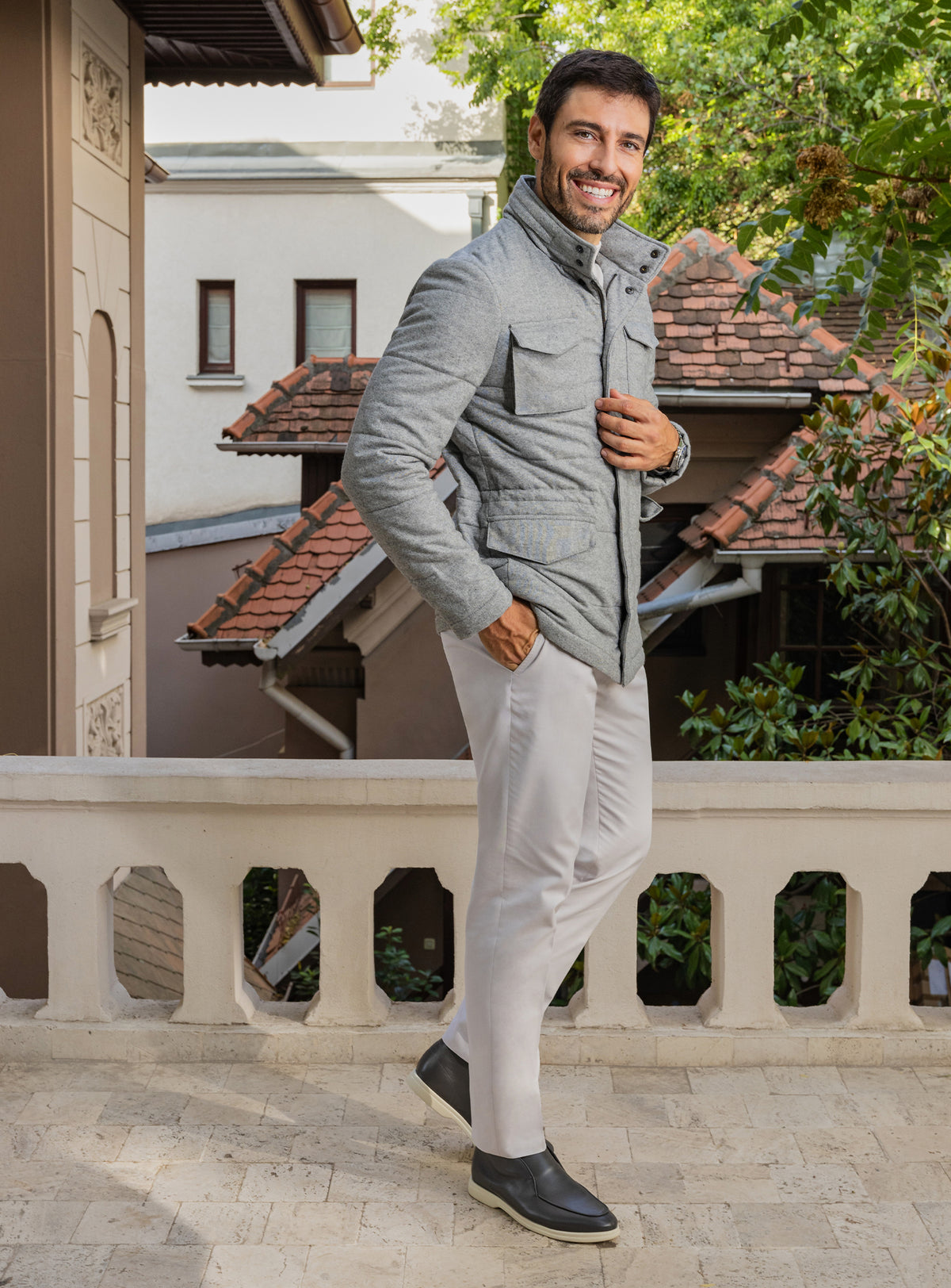 Jachetă Consiglieri gri deschis matlasată cu buzunare aplicate și pantaloni ivoire