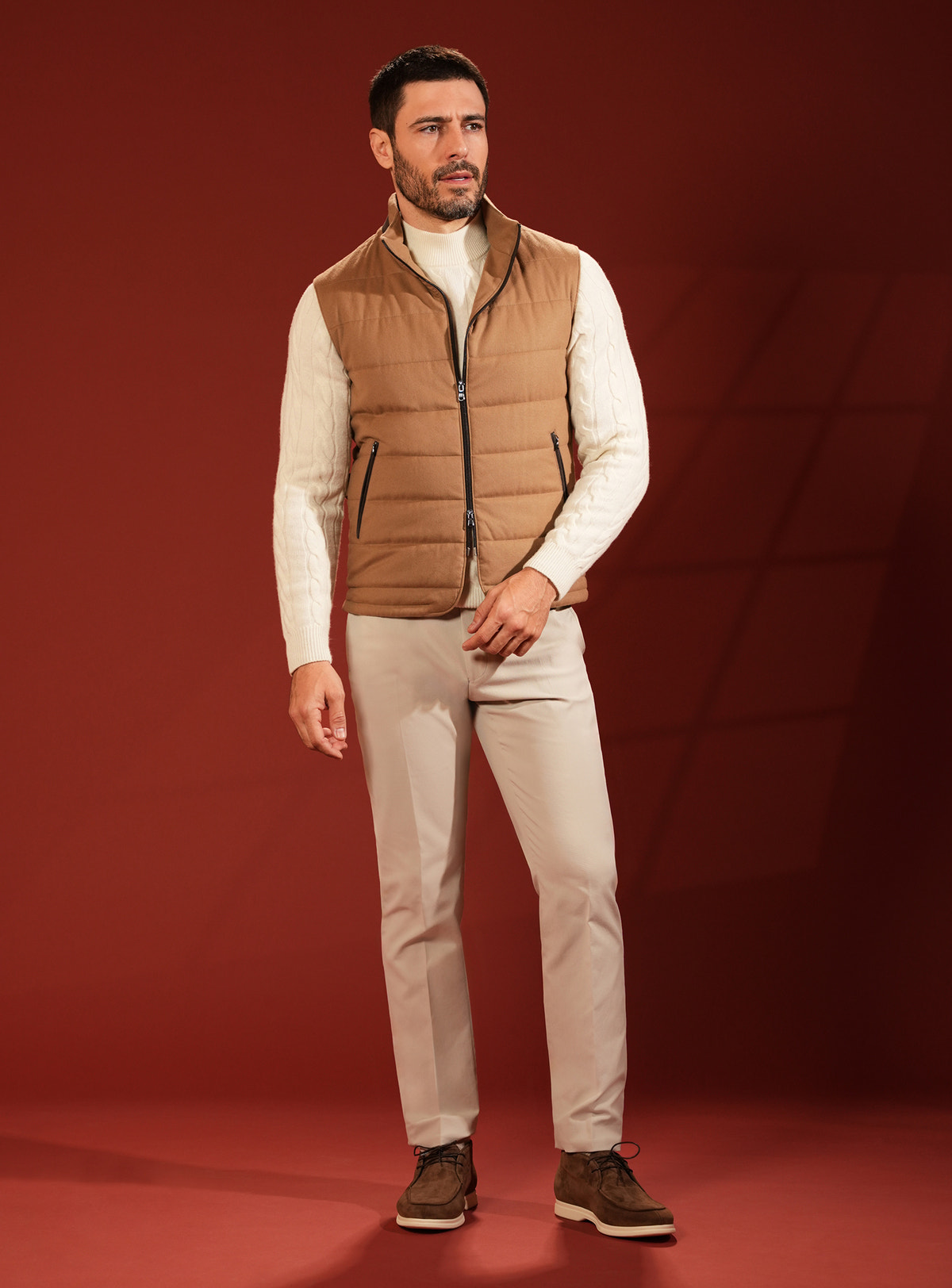 Vestă matlasată camel Consiglieri, cu pulover ivoire și pantaloni deschiși