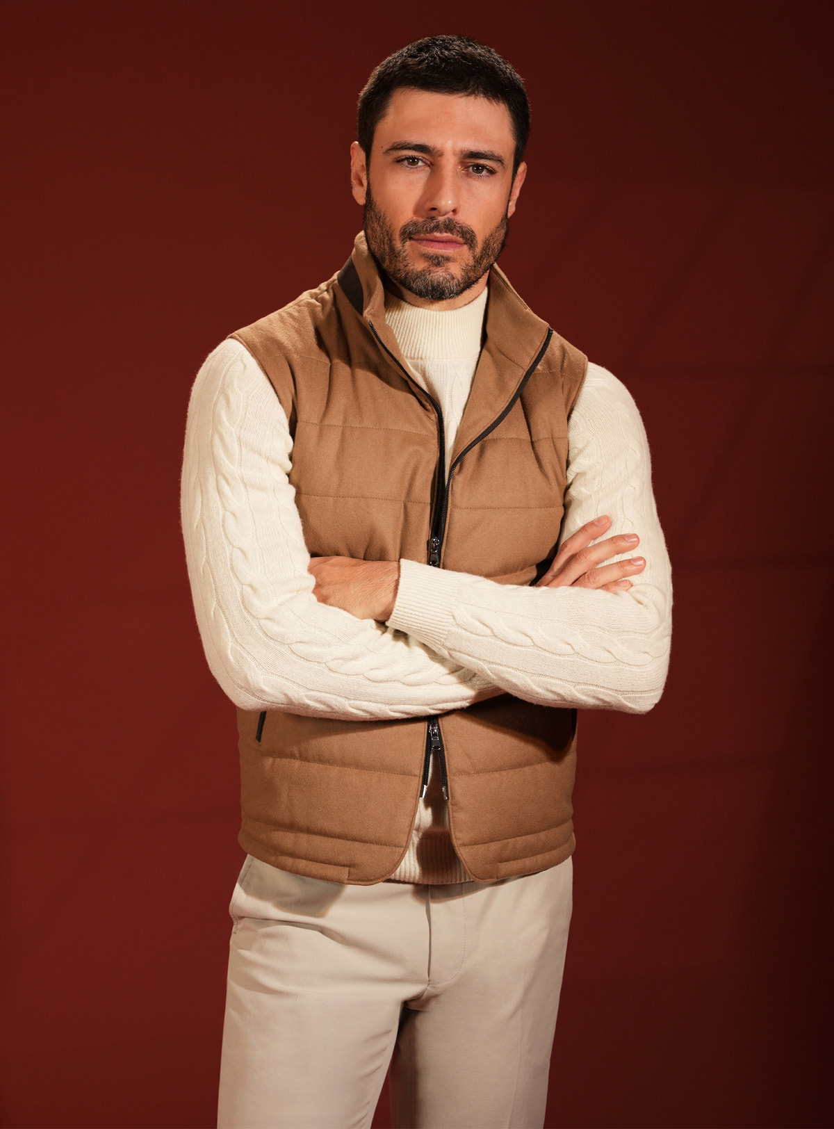Vestă matlasată camel Consiglieri, cu fermoar închis și guler ridicat