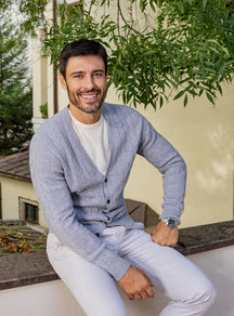 Cardigan Consiglieri gri deschis cu nasturi și pantaloni ivoire