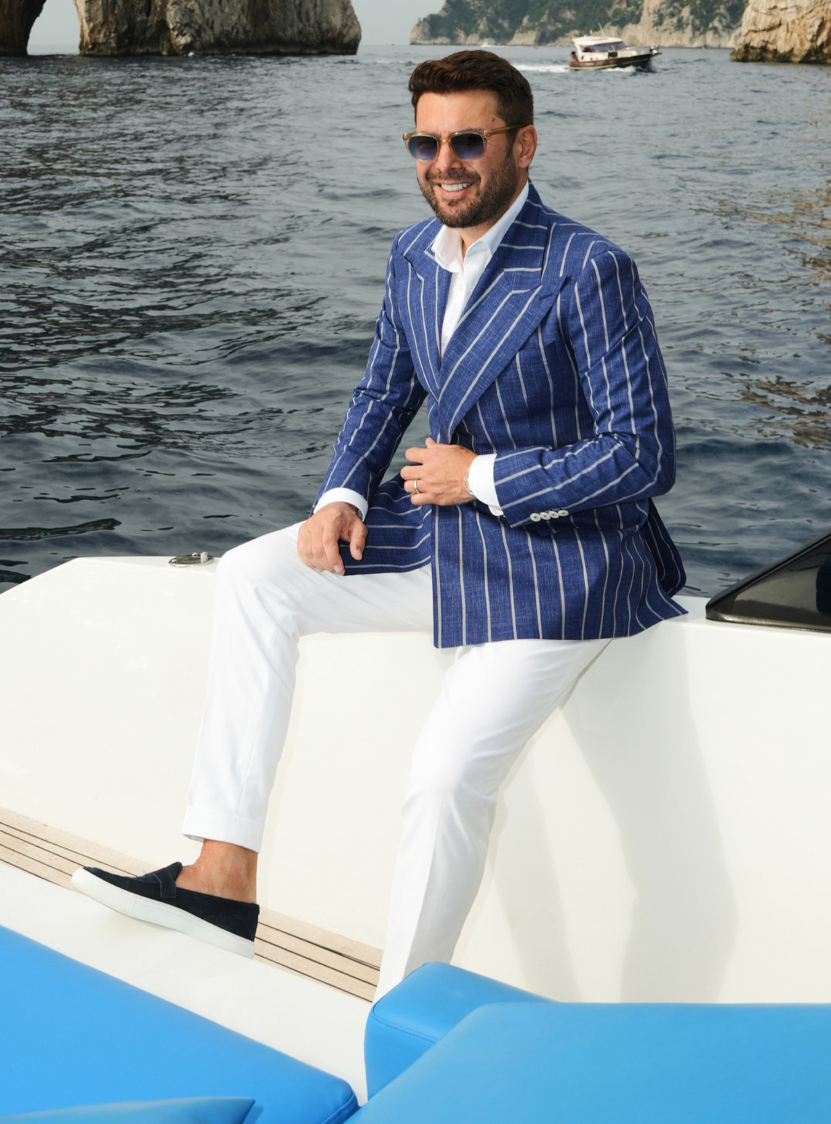 Sacou bleumarin Consiglieri cu dungi albe și două rânduri de nasturi, purtat cu pantaloni albi