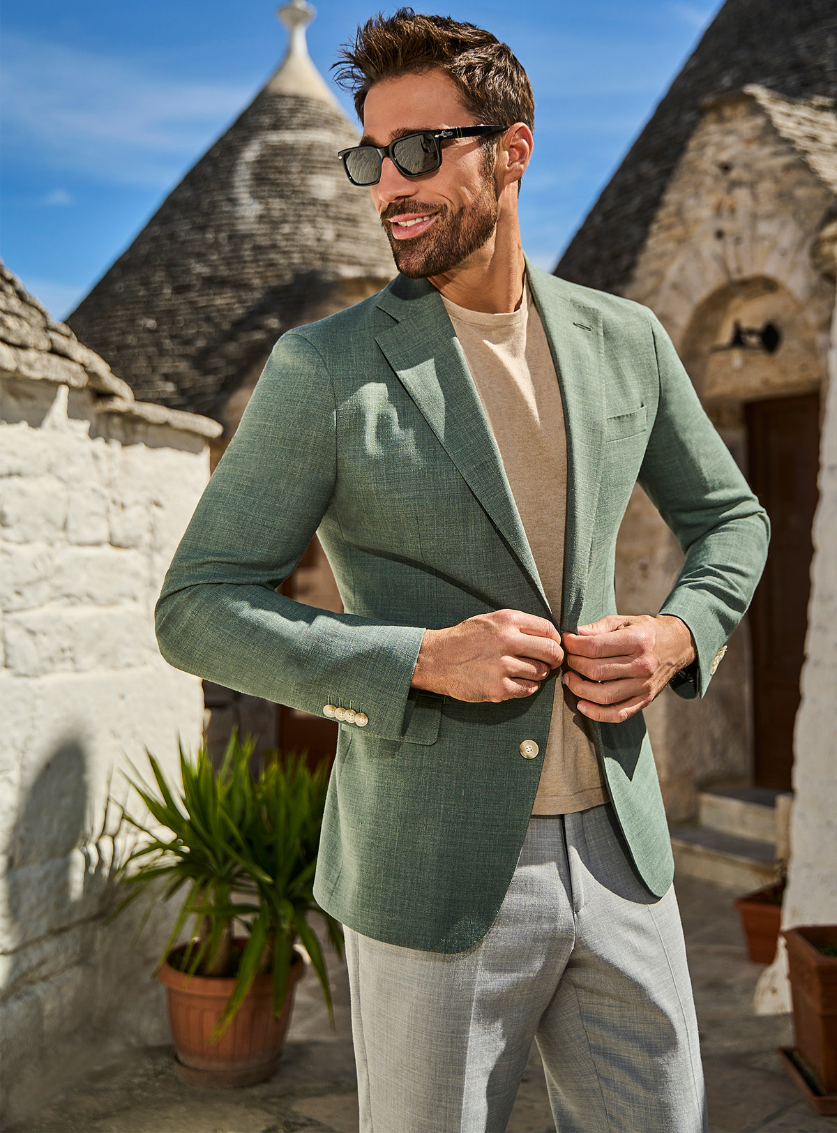 Sacou Novara's Noble Consiglieri verde salvie cu tricou crem și pantaloni gri