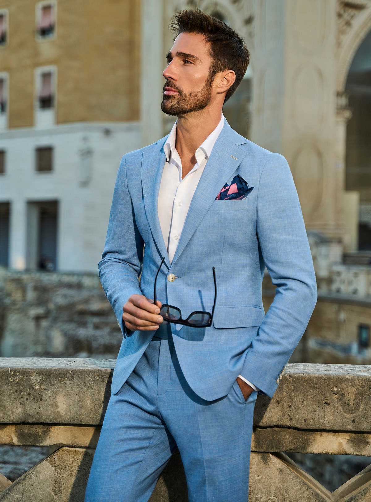 Costum Venetia Chic Consiglieri albastru deschis cu cămașă albă și batistă imprimată