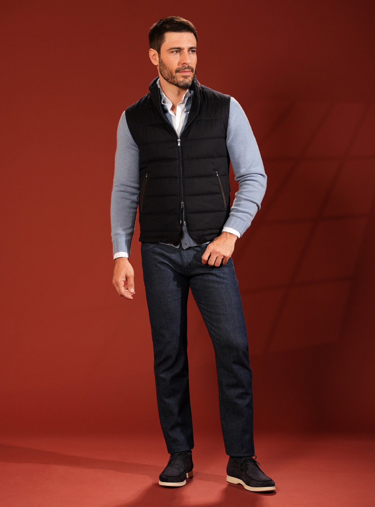 Vestă matlasată neagră Consiglieri, cu cardigan bleu și jeanși bleumarin