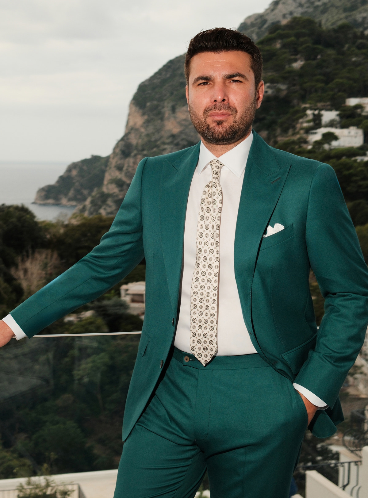 Costum verde petrol Consiglieri, purtat cu cămașă albă și cravată deschisă cu model