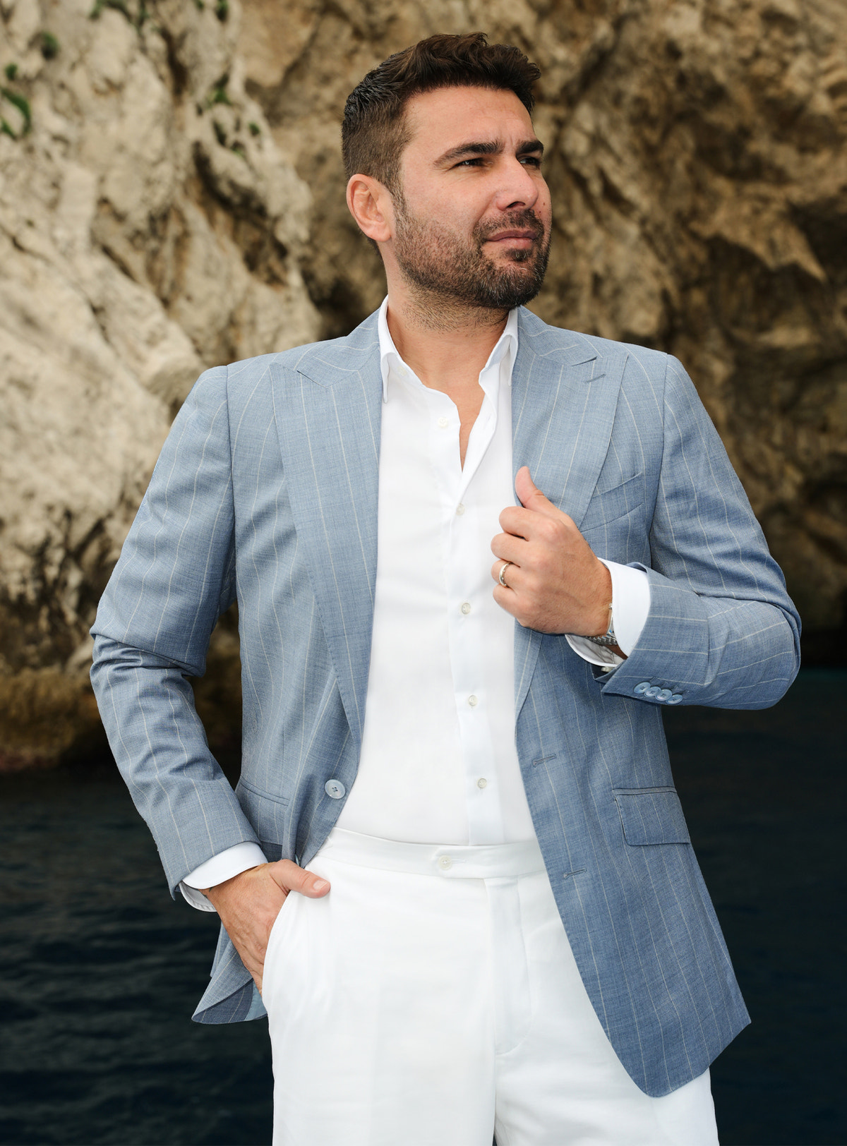 Sacou bleu Consiglieri cu carouri discrete, purtat cu cămașă și pantaloni albi