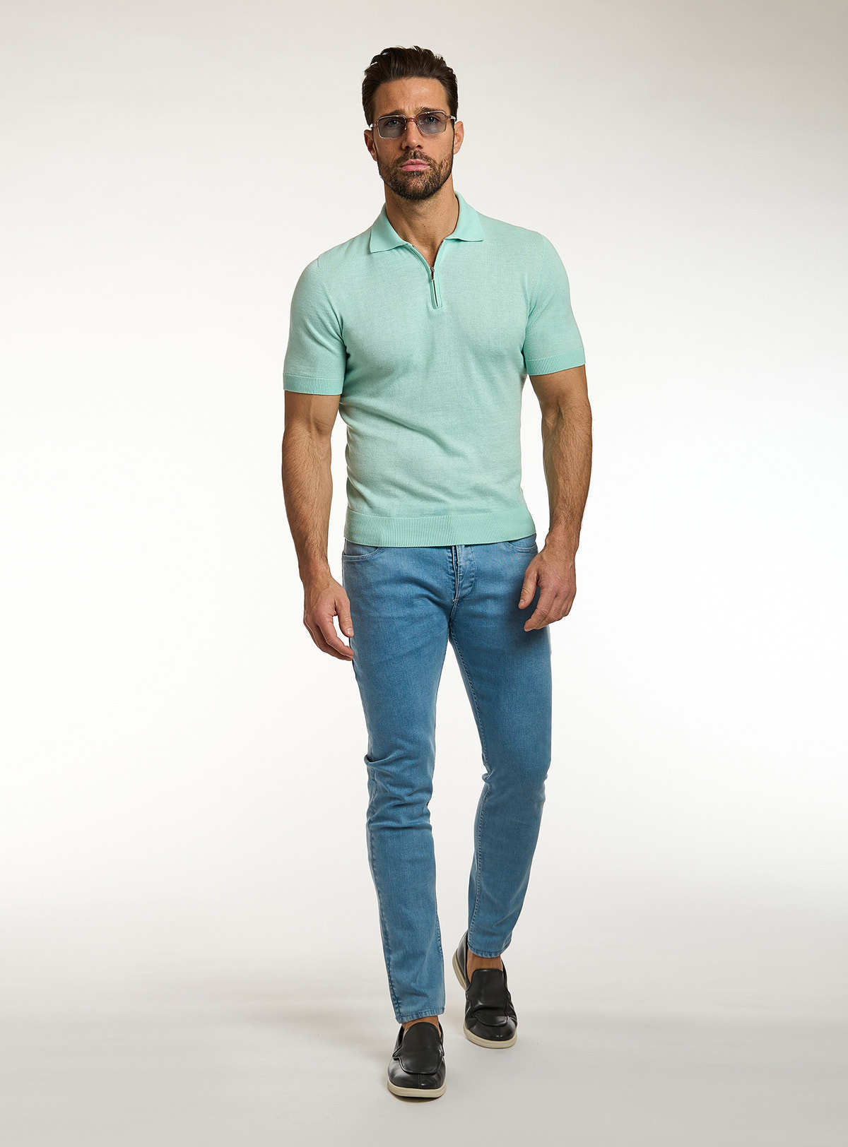 Polo Consiglieri verde mentă cu mâneci scurte și jeans albaștri