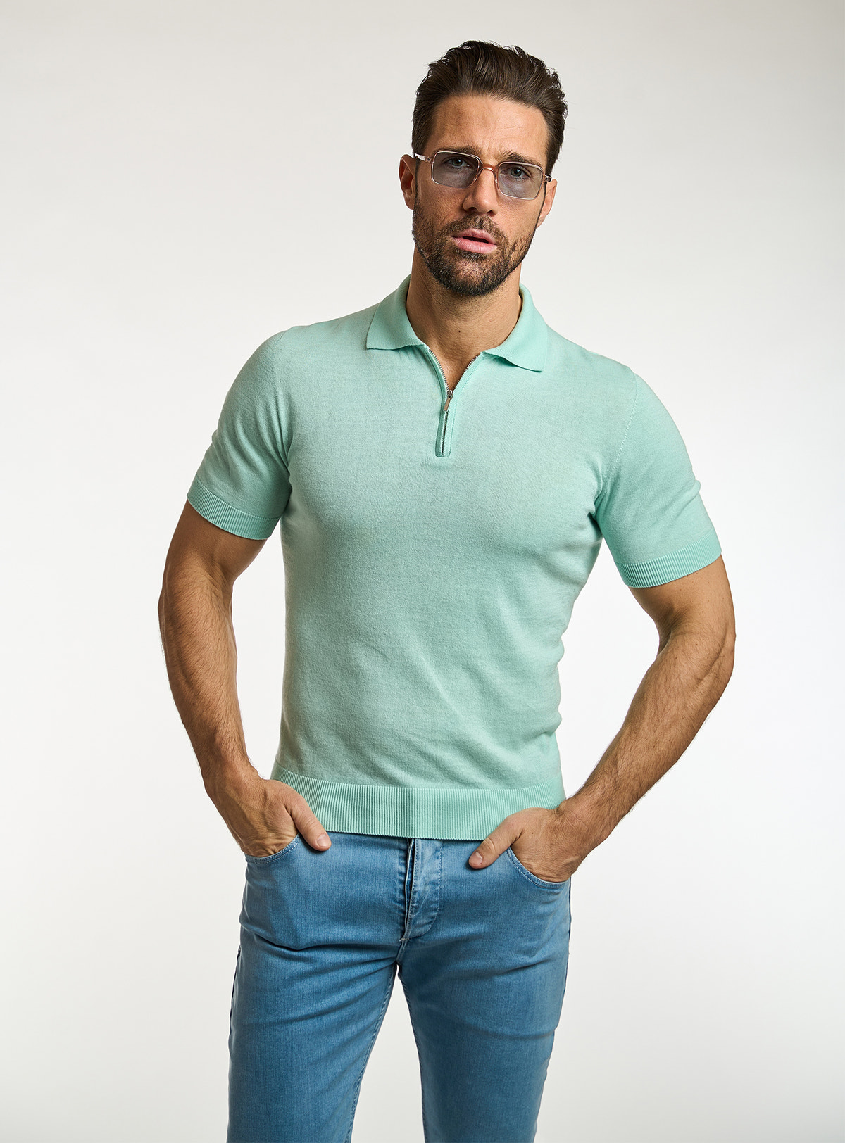 Polo Consiglieri verde mentă cu mâneci scurte și jeans albaștri