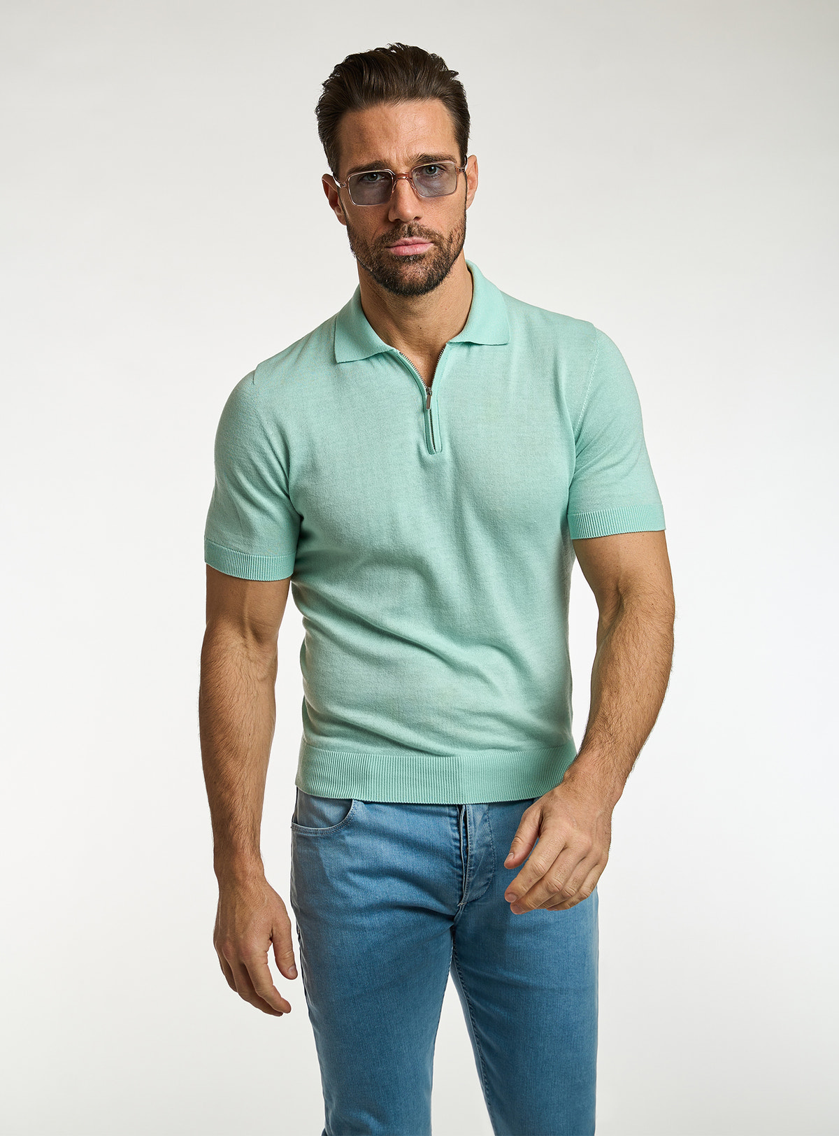 Polo Consiglieri verde mentă cu mâneci scurte și jeans albaștri