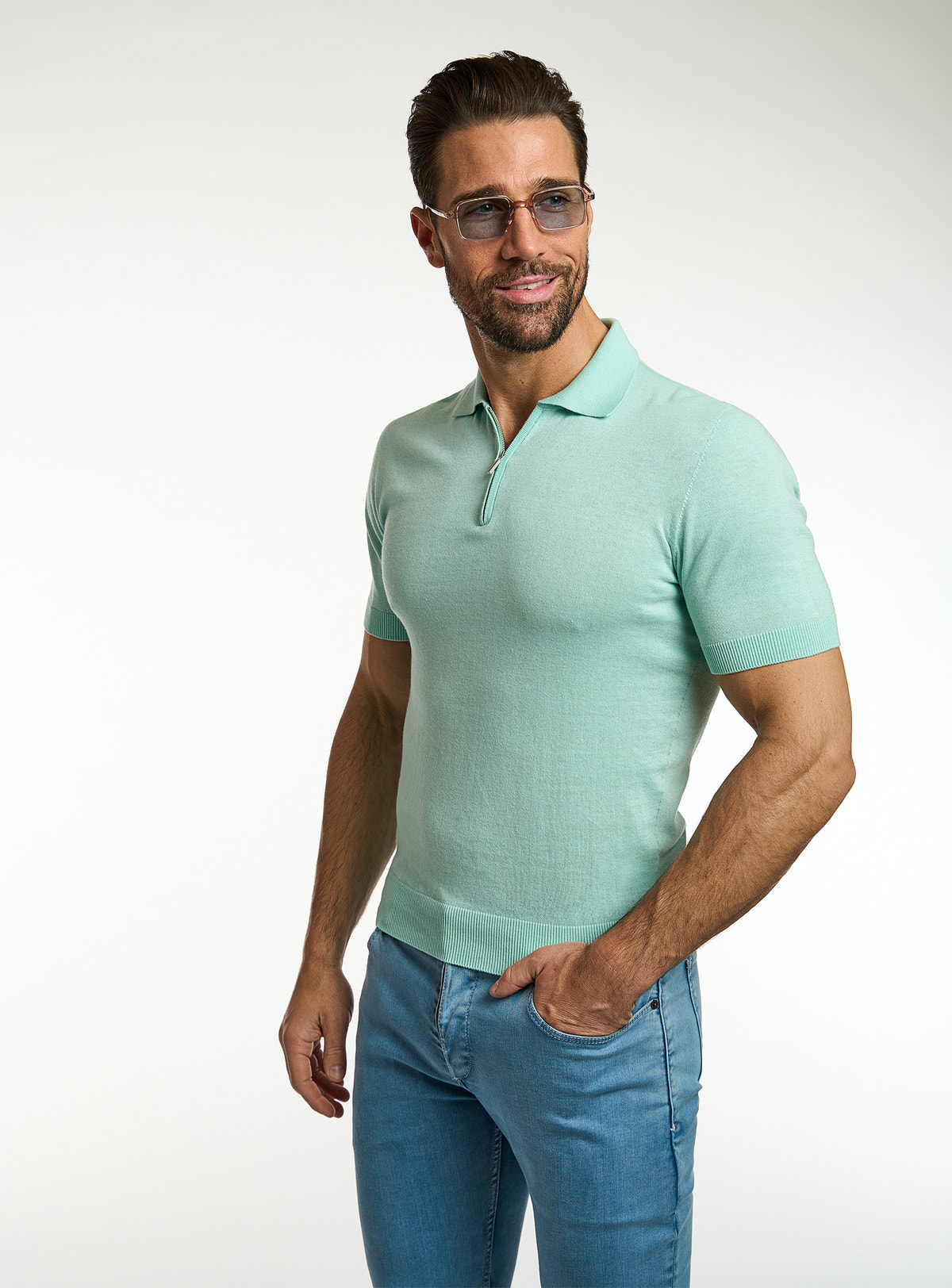 Polo Consiglieri verde mentă cu mâneci scurte și jeans albaștri