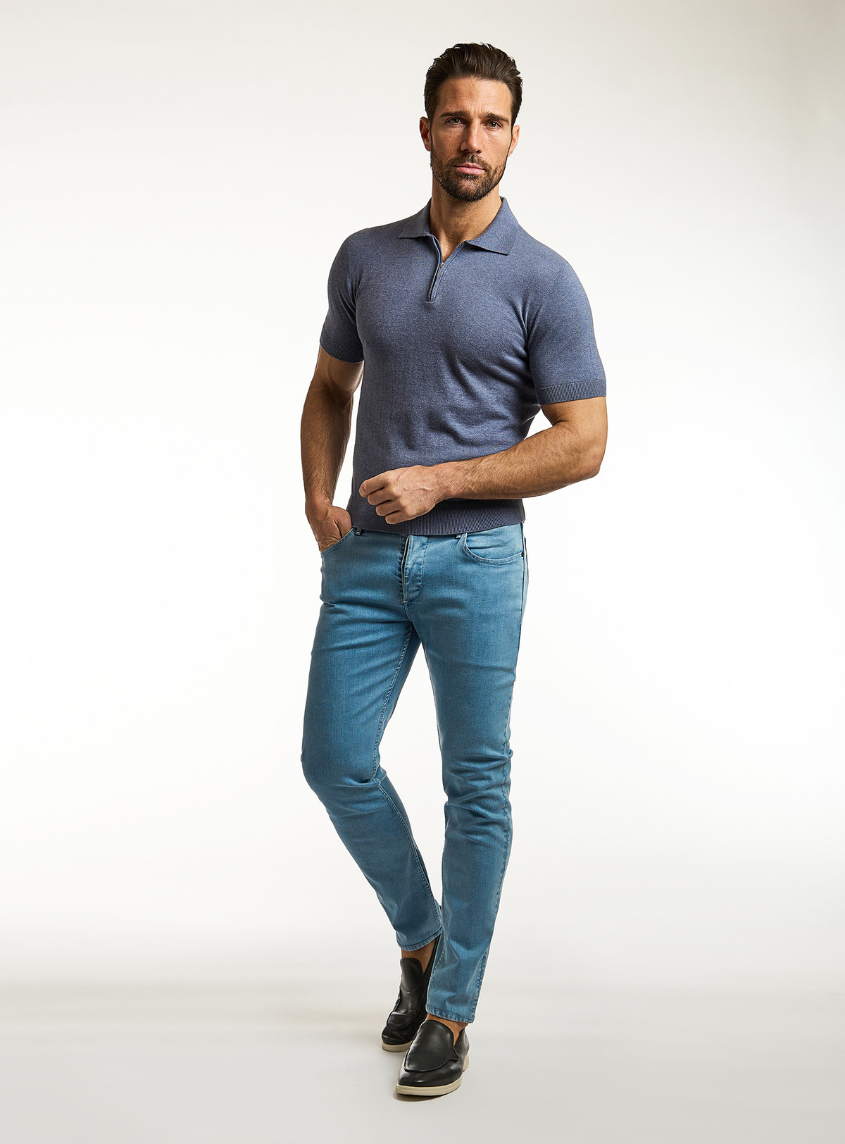 Polo Consiglieri albastru-gri cu mâneci scurte și jeans albaștri