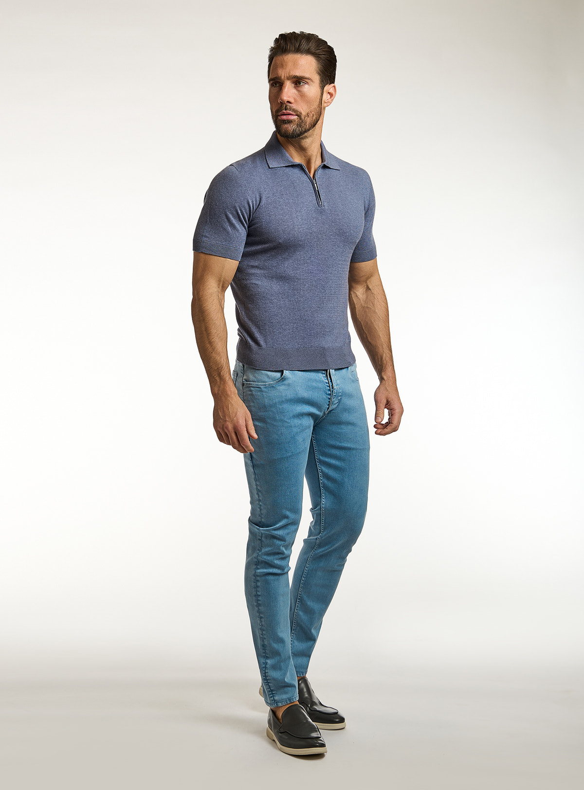 Polo Consiglieri albastru-gri cu mâneci scurte și jeans albaștri
