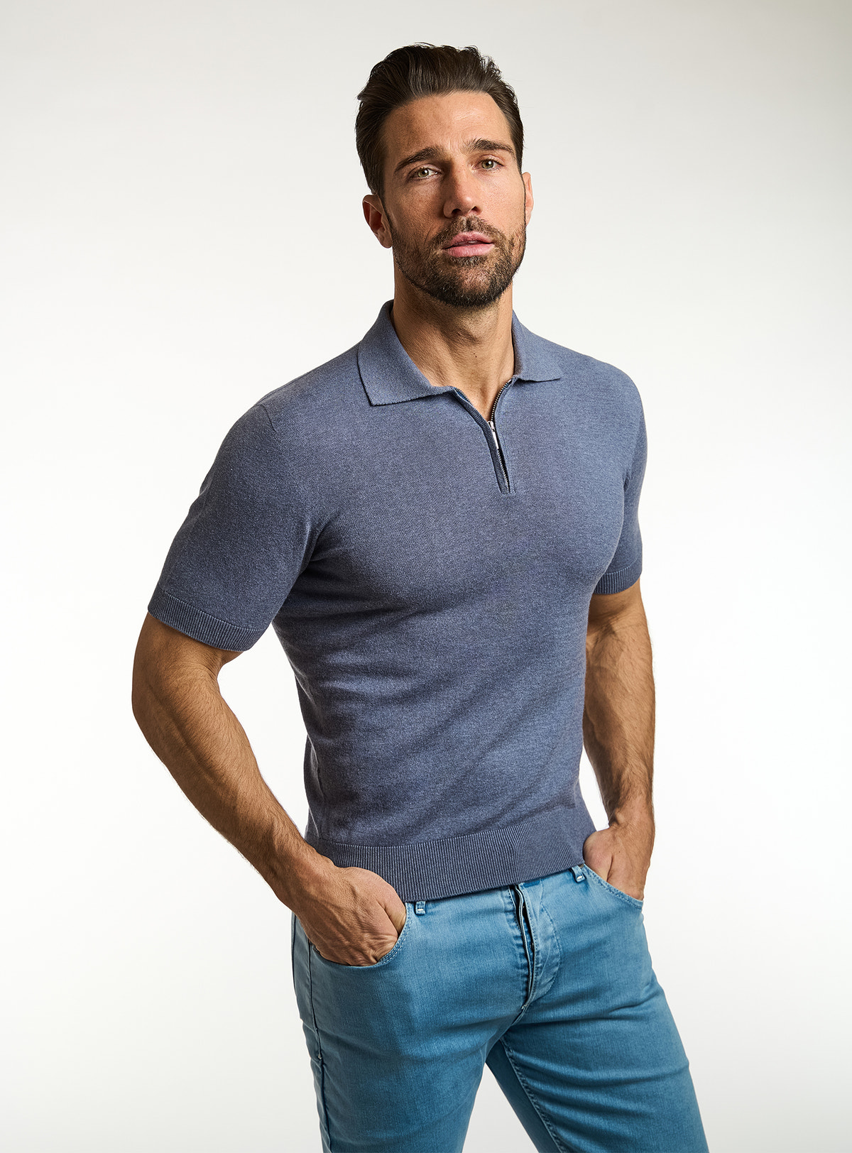 Polo Consiglieri albastru-gri cu mâneci scurte și jeans albaștri